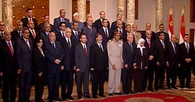 لوس أنجلوس تايمز: الحكومة الجديدة شهادة حية على الضغوط التى يواجهها مرسى.. والرئيس لا يملك رؤية جريئة لكنه أوفى بوعده بعدم سيطرة الإسلاميين.. واختيار مكى وزيرًا للعدل التحدى الوحيد أمام الحرس القديم
