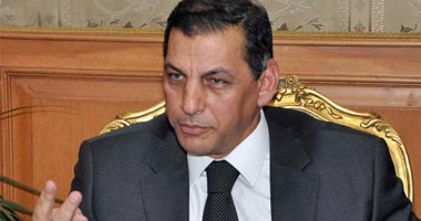 وزير الداخلية يكافئ مواطنين لتسليمهما بندقية آلية وخزينتين