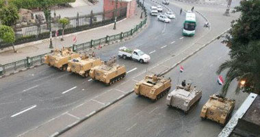 معتصمو التحرير يغلقون مداخل الميدان بالأسلاك الشائكة