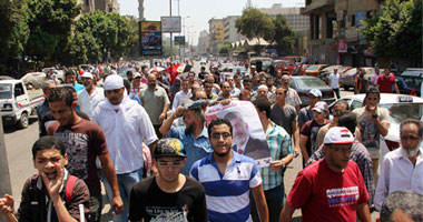 مؤيدو مرسى يمزقون صور "السيسى" خلال مسيرة بالغردقة