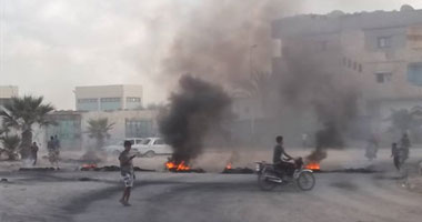 القبض على شخصين متهمين بقطع الطريق وحرق دراجات الأمن بالوايلى
