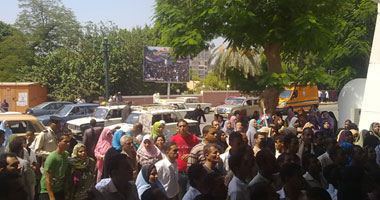 تظاهر مئات الإداريين العاملين بمجلس أمناء أسيوط