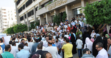 المئات من معلمى الإسماعيلية ينظمون مظاهرة أمام المحافظة