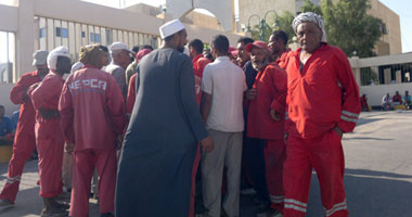 إضراب عمال النظافة بالغردقة للمطالبة بزيادة رواتبهم