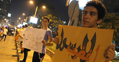 بالصور.. سلسلة بشرية لنصرة نبى الإسلام بشارع جامعة الدول