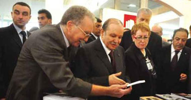 بوتفليقة فى افتتاح معرض الجزائر تستوقفه كتب رفاقه فى رحلة الكفاح