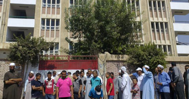 إخلاء سبيل طالب ثانوى تعدى على مدرسه بالضرب بحلوان
