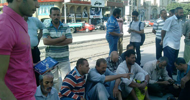 بالصور.. وقفة احتجاجية لعمال "سلامة للبلاستيك" أمام "الاتحادية"