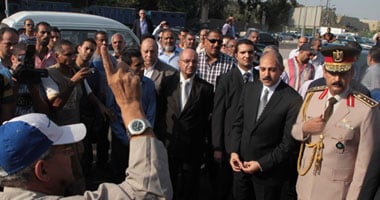 العامرى والطهطاوى وحمدى وشحاتة والمئات يصلون الجنازة على الجوهرى