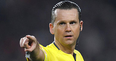 إيقاف "حكم" مباراة التشى وريال مدريد لحين إشعار آخر