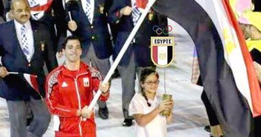أحمد الأحمر الفتى الذهبى يحمل علم مصر بافتتاح أولمبياد ريو دى جانيرو.. الجماهير يلقبونه بـ"ميسى" كرة اليد.. ويحمل أمال المصريين فى تحقيق ميدالية أولمبية.. والموهبة وراثة من والده الأسطورة الزملكاوية 