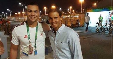 نجم فراعنة كرة اليد ينشر صورته مع نادال فى أولمبياد البرازيل