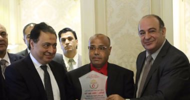 وزير الصحة يكرم مديرى مستشفى العلمين والحسينية‎