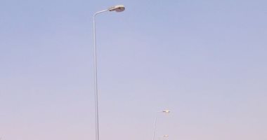 أعمدة إنارة مضاءة نهاراً فى مدينة الشروق