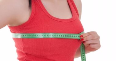 اختلاف حجم الثديين مش حاجة مرعبة.. اعرفى امتى تلجأى للتجميل