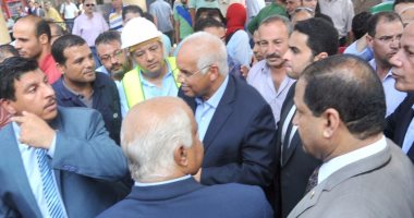 وزير النقل يستقل أحد القطارات من القاهرة للغربية ويتفقد أعمال تطوير محطة طنطا