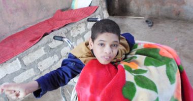 بالصور.. مأساة طفل بسوهاج لا يتكلم ولا يتحرك