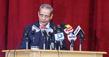 "التعليم" تكرم أوائل الثانوية العامة والدبلومات الفنية وسط فرحة أولياء الأمور.. الهلالى الشربينى يؤكد: نظام جديد يضمن عدم تصوير ورقة الأسئلة.. والوزارة عن عدم تكريم عدد من الطلبة: وجهنا دعوة للجميع