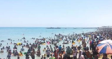 بالصور.. إقبال كبير على شواطئ خليج السويس.. رئيس نقابة العاملين بالمنشآت السياحية: ارتفاع نسبة الإشغالات الفندقية بالعين السخنة لـ95%.. والمحافظ يوجه بتكثيف التواجد المرورى وسرعة رصف طريق السخنة