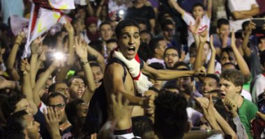 بالصور.. الشماريخ تشعل احتفالات جماهير الزمالك بلقب الكأس