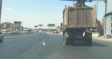 بالصور.. تطاير القمامة من سيارة هيئة نظافة الجيزة على الطريق الدائرى