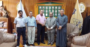 بالصور.. رئيس الجامعة الإسلامية بإسلام آباد يزور آداب الإسكندرية  