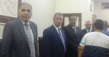 بالصور.. محافظ كفر الشيخ بستقبل محافظ البحيرة فى عزاء زويل