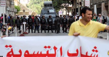 مساعد مدير أمن القاهرة يصل شارع حسين حجازى لمتابعة وقفة موظفى الضرائب