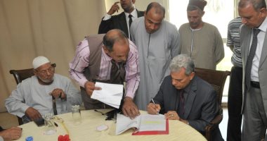 بالصور.. جابر نصار يسلم مزارعين عقود إيجار لأرض جامعة القاهرة بالمنوفية