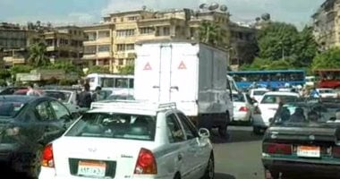 النشرة المرورية الصباحية.. تباطؤ حركة السيارات بمحاور القاهرة والجيزة
