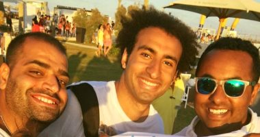 عضو مجلس الزمالك يحتفل بكأس مصر مع على ربيع "الأهلاوى"