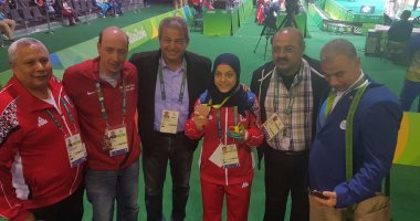  أولمبياد ريو 2016.. صورة تذكارية لصاحبة برونزية الأثقال مع وزير الرياضة