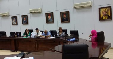 خالد العنانى يستقبل المتقدمين لشغل وظيفة معاون الوزير