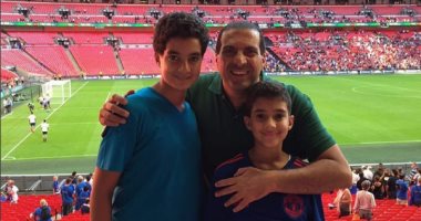 عمرو خالد ينشر صورا له بصحبة أولاده باستاد "ويمبلى" فى لندن 