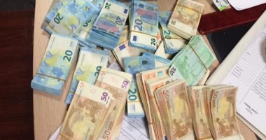 بالصور.. جمارك مطار القاهرة تحبط محاولة تهريب 93 ألف يورو