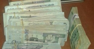 أمن مطار القاهرة يضبط راكبين حاولا تهريب 250 ألف ريال للسعودية