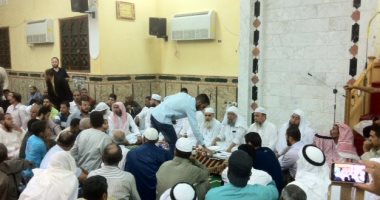 تفاصيل جلسة صلح بين عائلتى "الجندى" و "القرارشة" بجنوب سيناء بعد مقتل طفل بحادث سيارة.. مجلس القضاء العرفى يلزم عائلة القاتل بدفع دية تبلغ 100 ناقة أو مليون ونصف جنيه.. وعائلة القتيل تعفو 