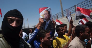 بالصور.. تحرير 23 مصريا اختطفتهم الميلشيات المسلحة فى ليبيا وإعادتهم إلى مصر عبر منفذ السلوم.. المحررون يرفعون صور السيسي فور وصولهم.. ويشكرون الرئيس على إنقاذهم