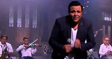 بعد رقصة "إيهاب توفيق".. كيف عاد نجوم التسعينيات للساحة بـ"النيو لوك" ؟