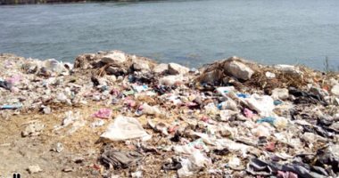 بالصور.. القمامة تحاصر ترعة النوبارية بالبحيرة.. والأهالى: الترعة مصدر أساسى لمياه الشرب بأبو المطامير.. والوحدة المحلية للنمرية تلقى القمامة على جانبيها.. ويؤكدون: "المسئولين نايمين"