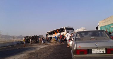 مصرع شخصان و اصابة ٱخر فى حادث تصادم سيارتين ملاكى بطريق السويس الصحراوى