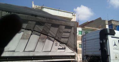 بالصور.. غضب أهالى القبارى بالإسكندرية بسبب سيارات الفحم وإصابتهم بالاختناق