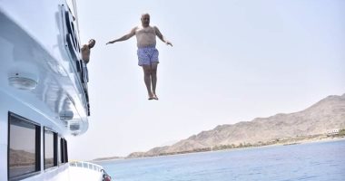 طلعت السويدى تعليقا على صورة قفزه بالمايوه بطابا: درجة الحرارة كانت 53