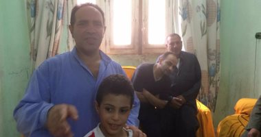 بالفيديو والصور.. أحد المختطفين المحررين بليبيا يروى تفاصيل اختطافه وتحريره.. القوات المسلحة سهلت إجراءات العودة وقدموا لنا الطعام.. ويؤكد: كنا نأكل رغيفا واحدا فى اليوم و"جركن" مياه لـ20 فردا