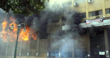 بالصور.. جرائم الإخوان فى الإسكندرية بعد فض اعتصام رابعة لا تنسى.. عناصر الجماعة أشعلوا النار فى المجلس المحلى وسيارات الشرطة وقطعوا الطرق الرئيسية.. وقتلوا ضابطَا و9 أشخاص خلال الاشتباكات
