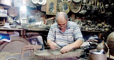 "7 صنايع" بختها "ضايع".. "الفخار" طين يشكو عطش الزبائن.. "الخيامة" السياحة هدمتها على رأس صناعها.. "الفضة" تحتاج إلى التلميع.. "التماثيل" صناعة تاريخية تتحدى الغزو.. "الأرابيسك" مهنة تعيش على السمعة