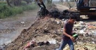 أهالى "نزلة جلف"بالمنيا يشكون من إلقاء المجلس المحلى للقمامة بمصرف القرية