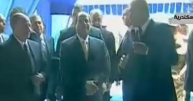 السيسي يتفقد مراحل التعبئة والتغليف بمصنع البولى إيثيلين بمجمع "إيثيدكو"