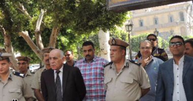 بالصور.. مدير أمن المنيا يتفقد الخدمات الأمنية بالشوارع الرئيسية