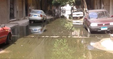 أهالى المسجد الجديد بالمنيب يشتكون من غرق الشارع فى مياه الصرف الصحى 